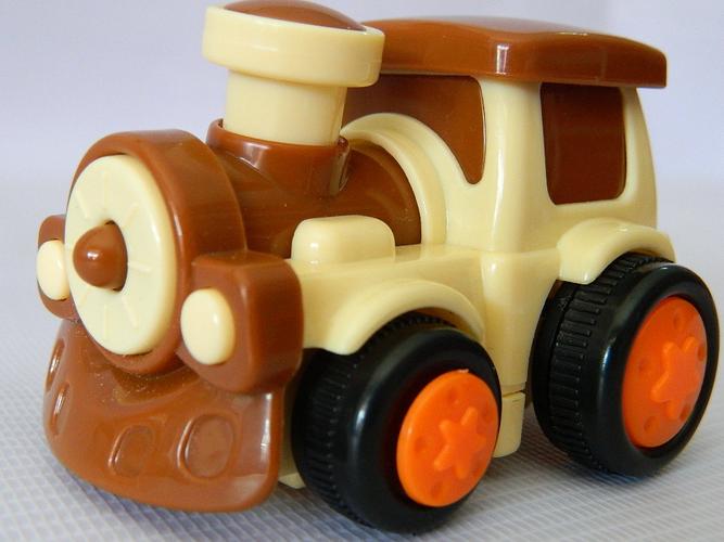 地?cái)偙?慣性小火車，為何成為母嬰用品的吸金神器？